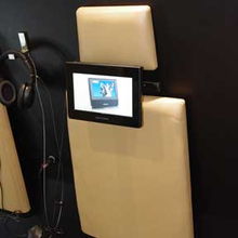創(chuàng)新駕駛體驗 香港貿(mào)發(fā)局春電展Simon Trading展示9 Dual Screen Cinema for Car電子解決方案